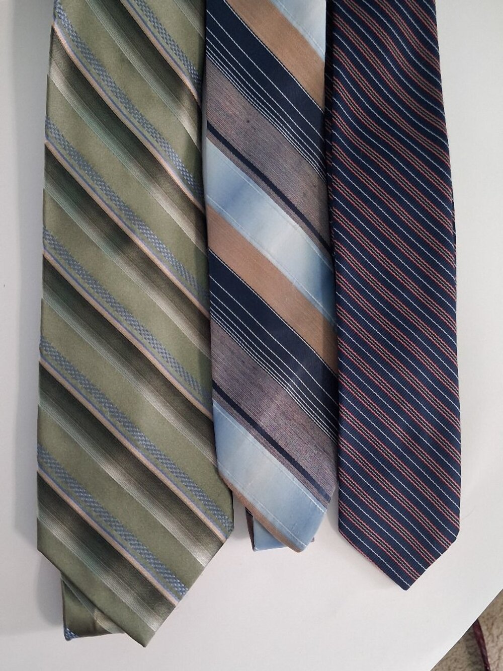 Neck Ties, lot of 6 ties, 3 striped, 3 solid colors, 4 in Good condition